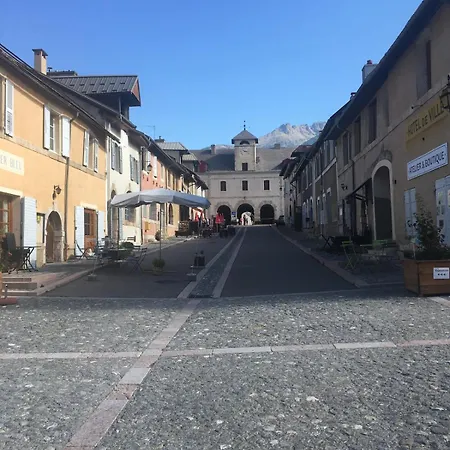 Pavillon Du Garde De La Porte D'embrun *